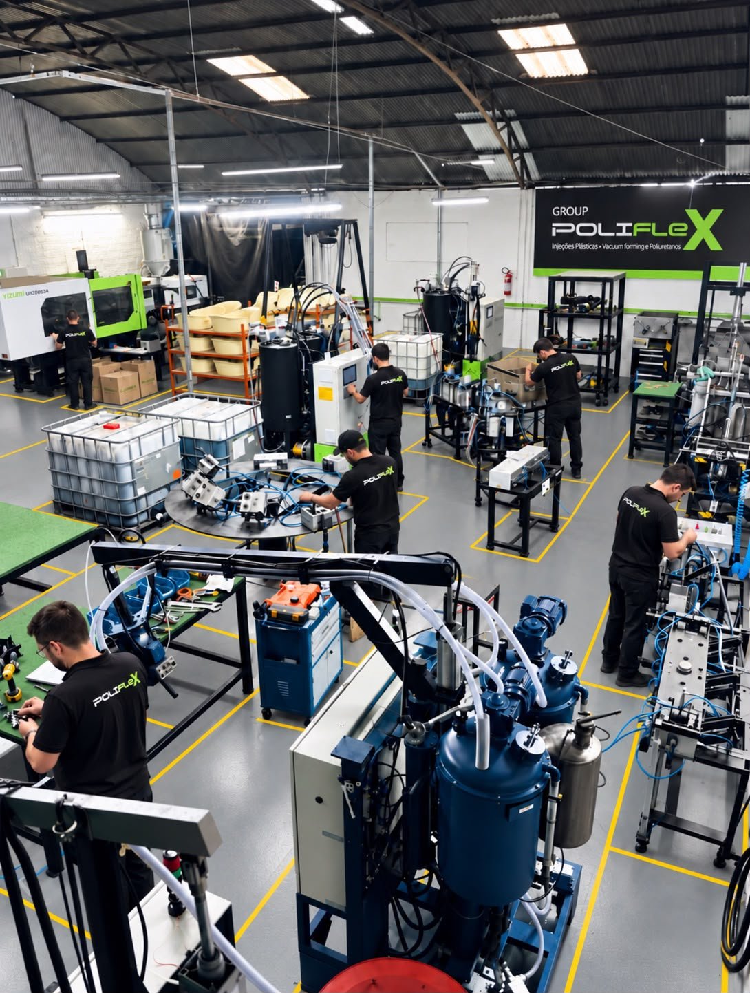 Equipe do Grupo Poliflex trabalhando na linha de produção