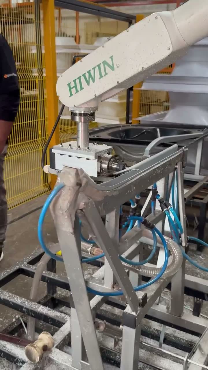 Robô industrial realizando recorte de peça