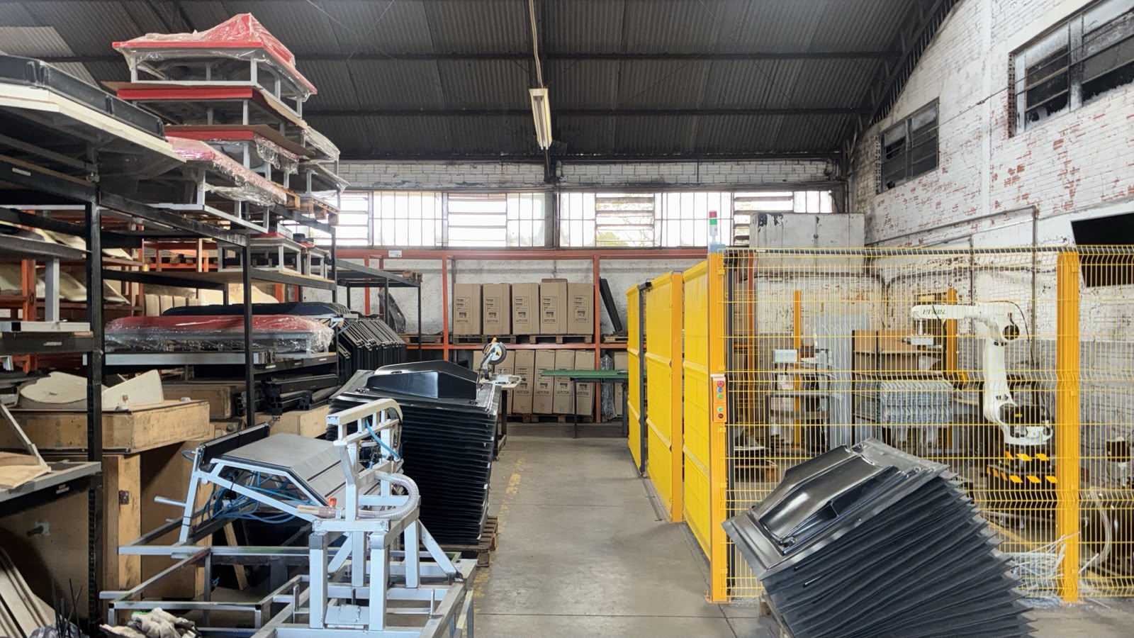 Área de Vacuum Forming e recorte robotizado da Poliflex