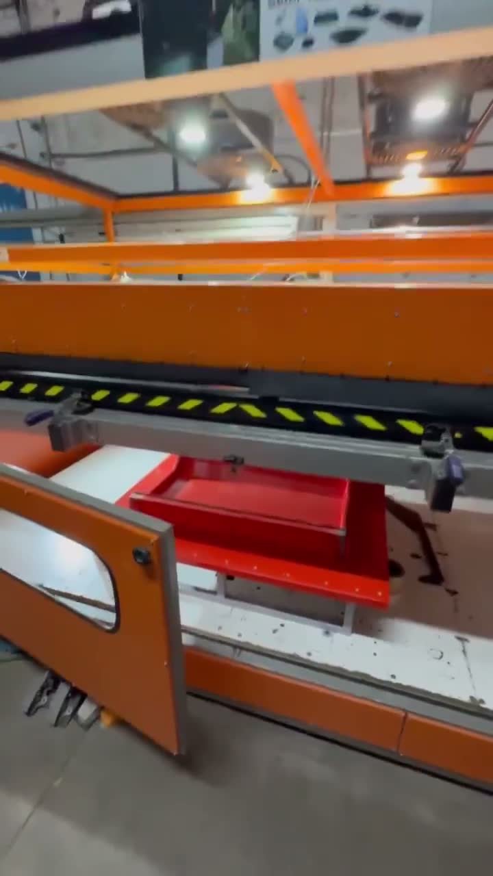Termoformadora durante o processo de Vacuum Forming